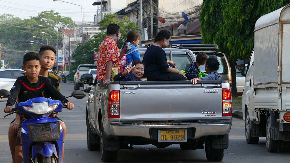 Giao thông kỳ lạ ở Lào